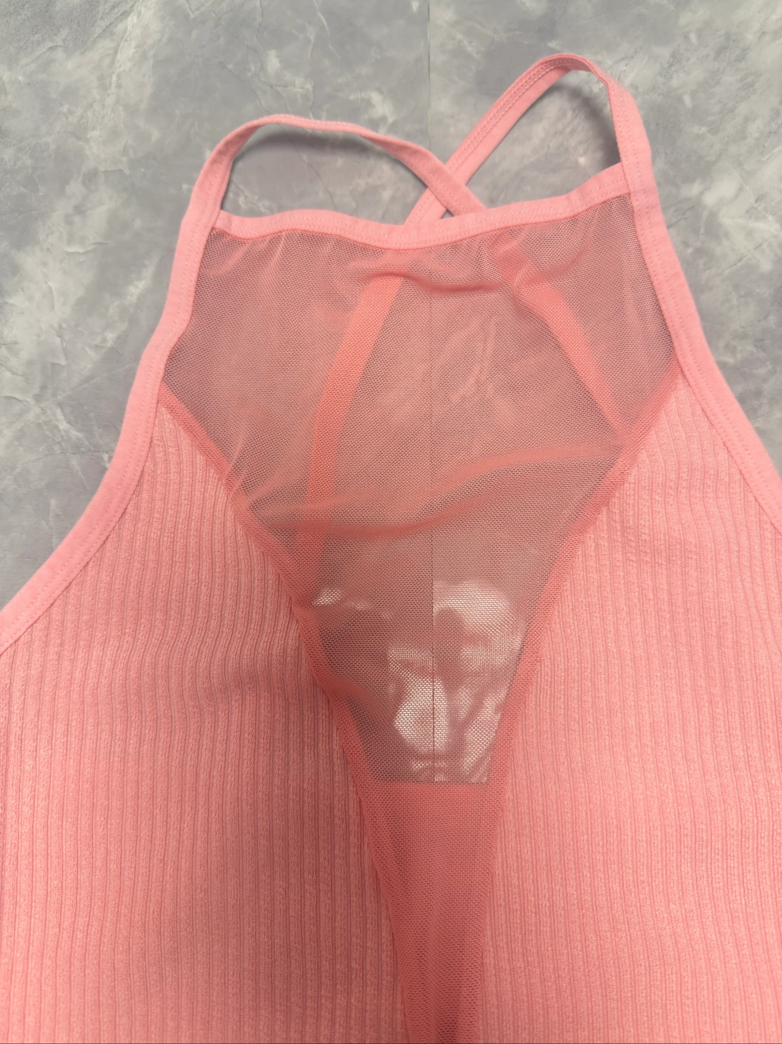 Haut court rose en côtes avec détail de maille dans le décolleté | Taille L – photo 4
